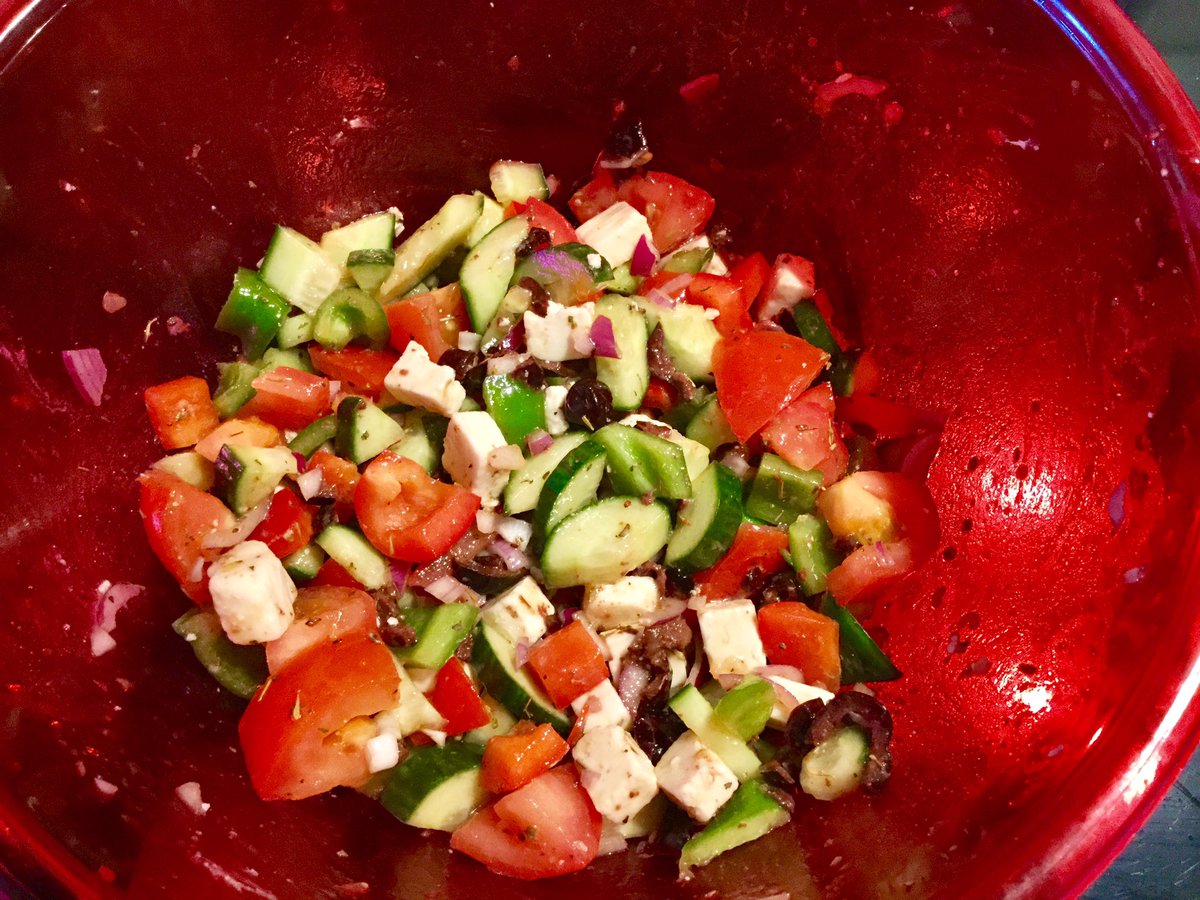 bartdecl's tweet photo. Wat te eten tijdens een hittegolf? #greeksalad #bartsrecipe #komkommer #rodeui #tomaten #groenepaprika #rodepaprika #zwarteolijven #feta #herbesdeprovence #olijfolie #wittewijnazijn #zwartepeper https://t.co/Io8TOtZrje