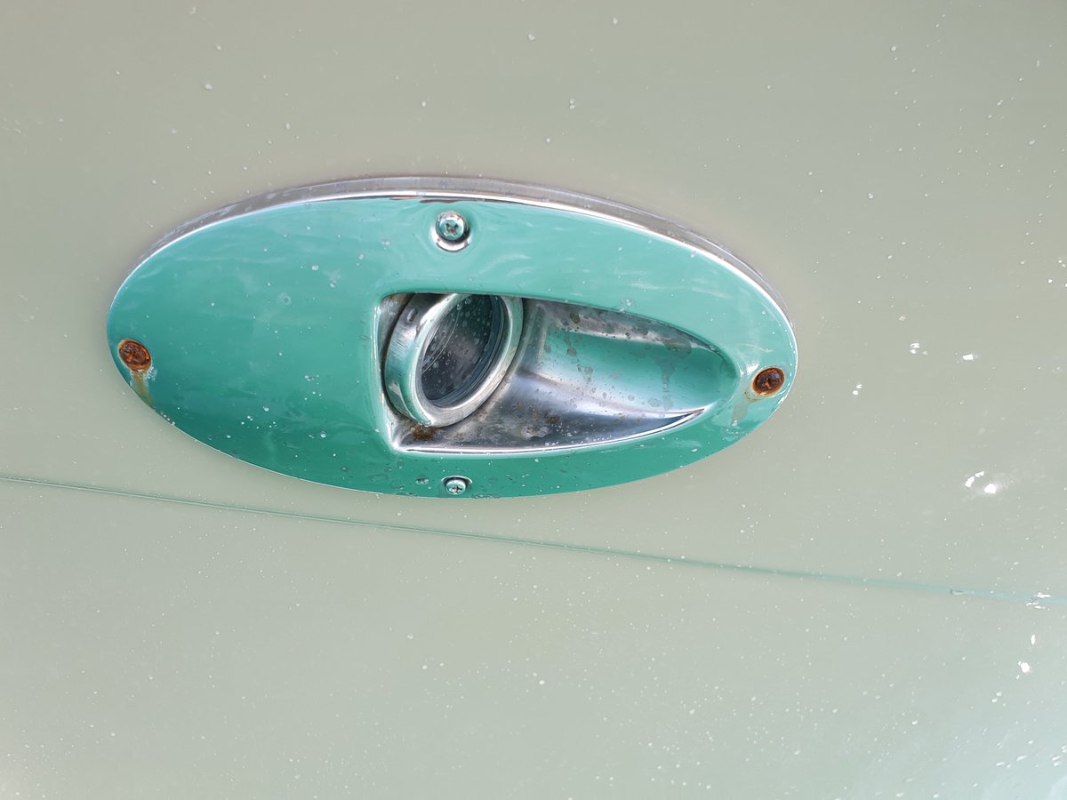 JoboDesign's tweet photo. Oh we're out of stainless screws? Just use the normal ones...2019 slx250. Great job @SeaRayBoat. I won't even get into the upholstery... https://t.co/utbuKJo3Ha