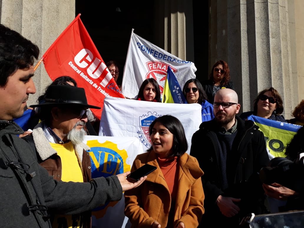 CamilaRojas_V's tweet photo. Hoy acompañamos a la @CNT_NOmasAFP q presentó recursos de protección en Cortes de Apelaciones contra las AFP en todo Chile, para q se pronuncien sobre el supuesto “derecho de propiedad” q los trabajadores tenemos sobre nuestro ahorro previsional. Éxito en esta campaña, compañer@s https://t.co/8A9esyw7QC
