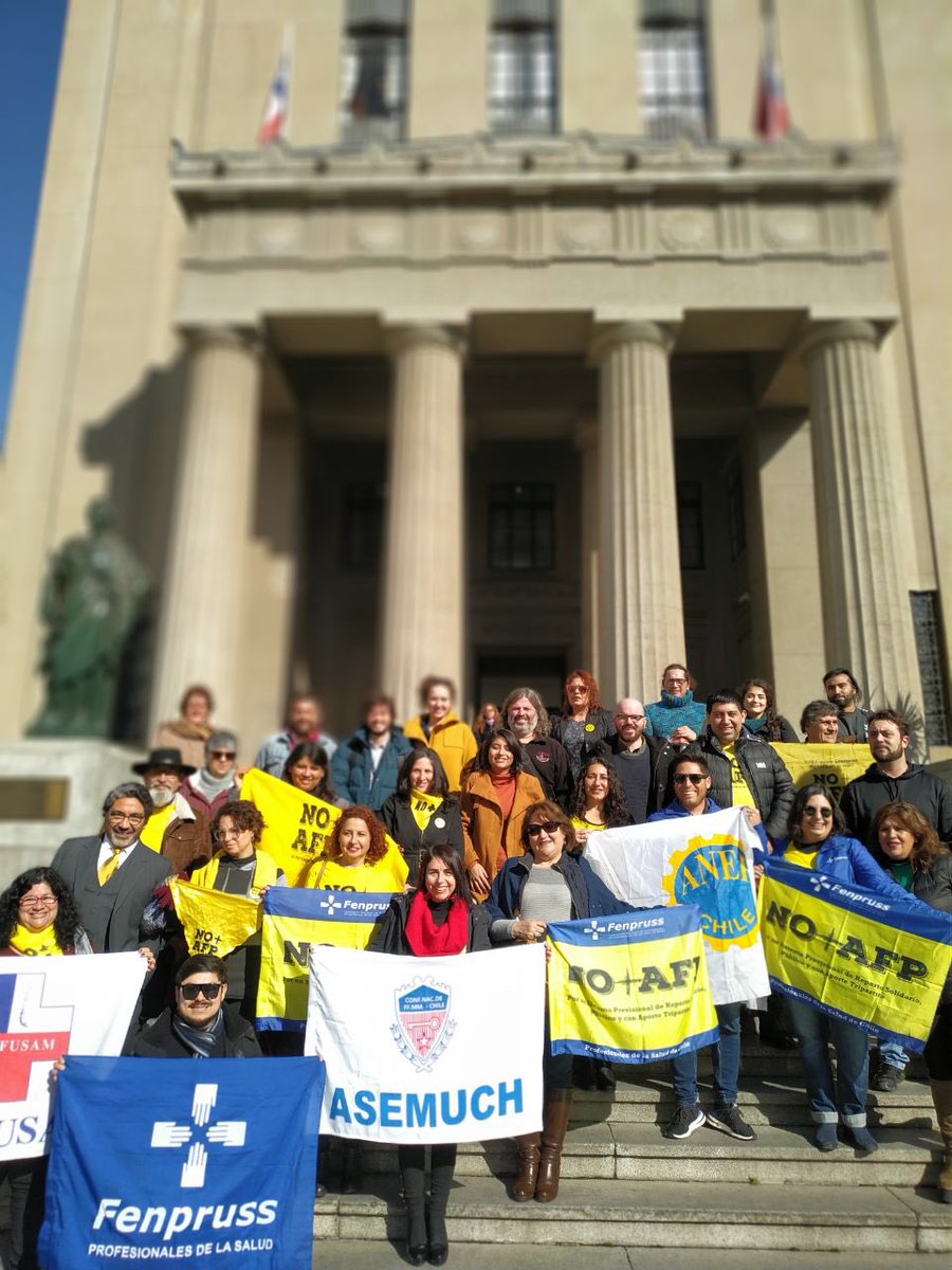 CamilaRojas_V's tweet photo. Hoy acompañamos a la @CNT_NOmasAFP q presentó recursos de protección en Cortes de Apelaciones contra las AFP en todo Chile, para q se pronuncien sobre el supuesto “derecho de propiedad” q los trabajadores tenemos sobre nuestro ahorro previsional. Éxito en esta campaña, compañer@s https://t.co/8A9esyw7QC