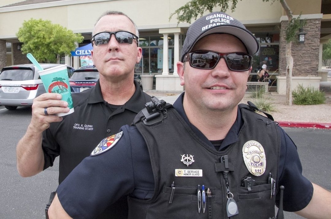 Officer_Quinn's tweet photo. Had to Photobomb Ofc. Service at our community event yesterday at @bahamabucks in @ChandlerArizona @ChandlerPolice https://t.co/n00bPEPcw5