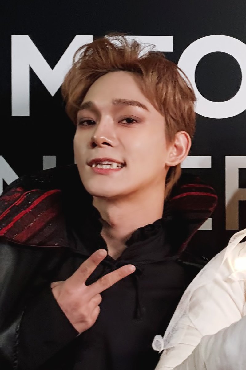 edori_art's tweet photo. Jongdae vs smol son 🦇💕

#MGMAVOTE #첸 https://t.co/J6v8NWHQsV