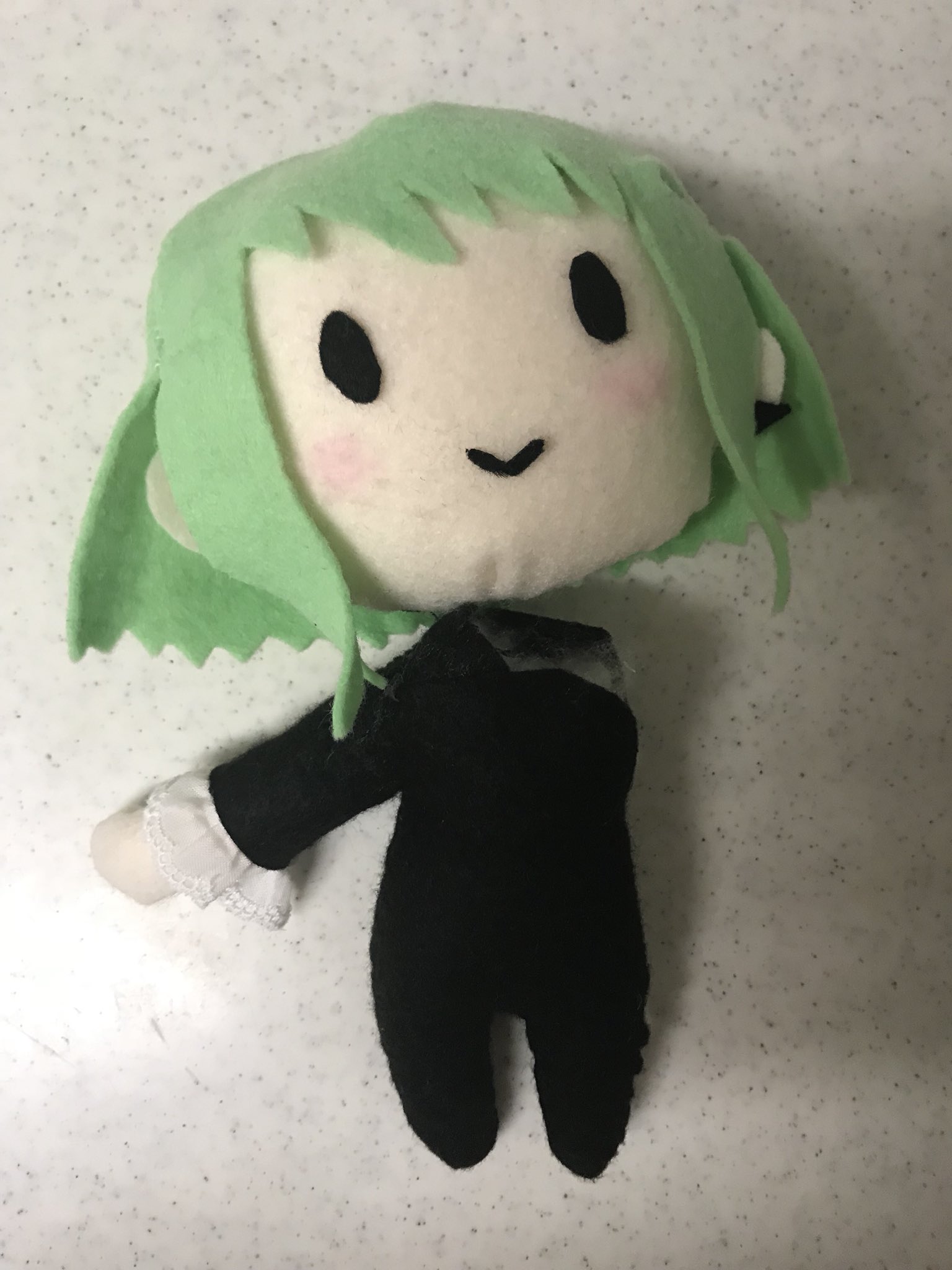 しおケーキ ぷぎゅットのようなリオぬいぐるみを作成してるけど 今ひとつコヤリオちゃんのようなお顔にならない 手を長く作り過ぎて悲しい 緑フェルトまだ余ってるし リオが完成してお団子ヘアーと花冠の作り方がわかったら もう1つ自家製フローラ