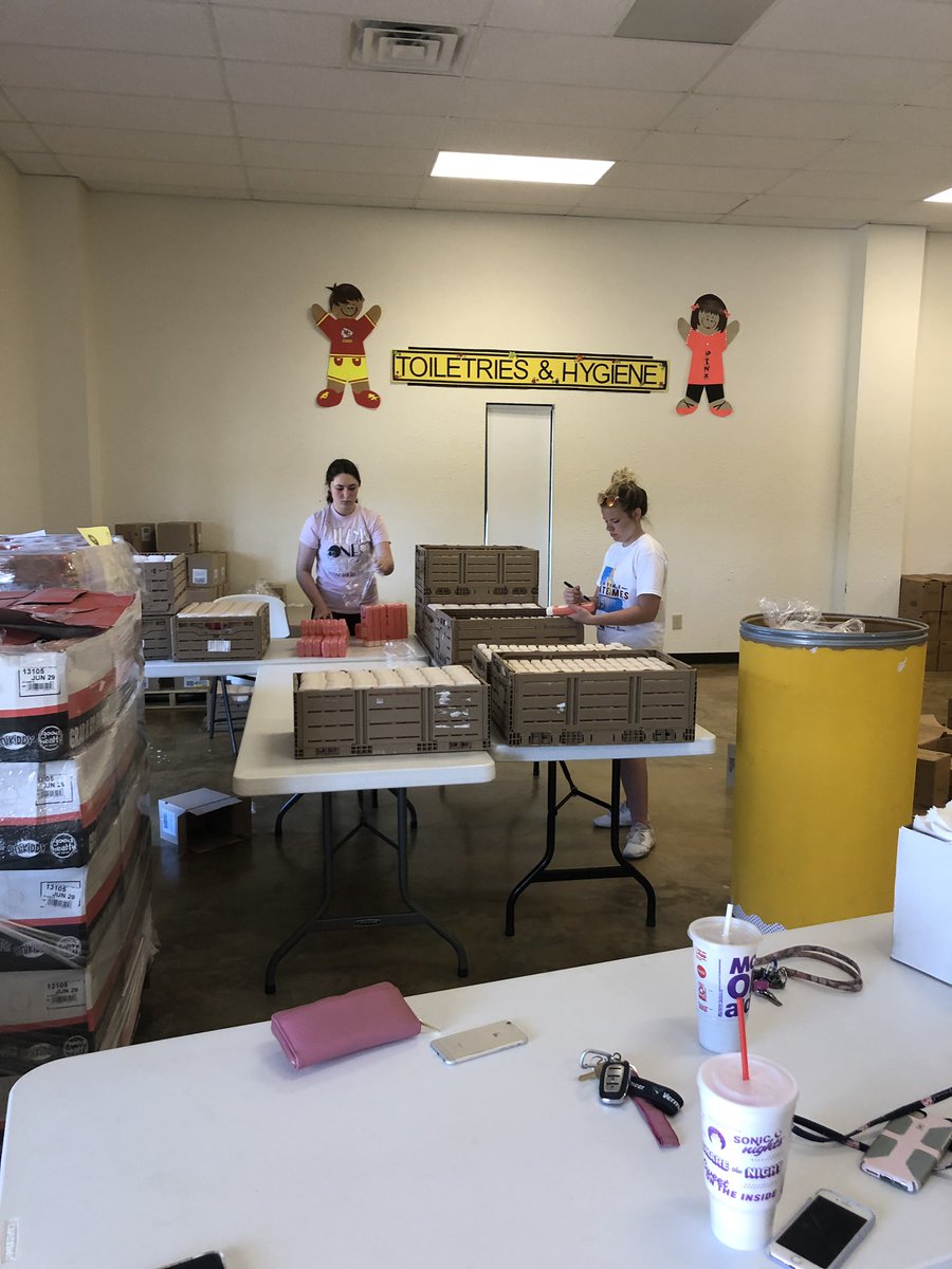 hmknight's tweet photo. Football Cheerleaders starting off the season with some #communityservice @FPSActivities https://t.co/3aPuKOYxil