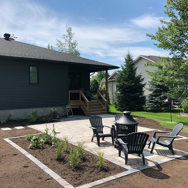 lllprojects's tweet image. Patio install from last week. It was a hot one. Neat little fire pit area with the madria slabs. #ottawa #permacon #patio #greely #work #hot #summer #whatrain ift.tt/30TolLL