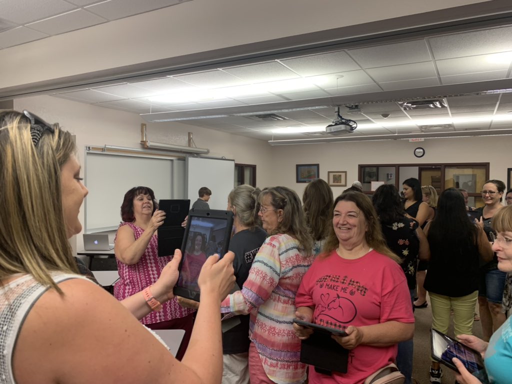 rosenewmex's tweet image. @AppleEDU teachers @LL_Schools @LLS_SPSV getting to know each other with fun and engaging PD #Keynote #WeRockLLS