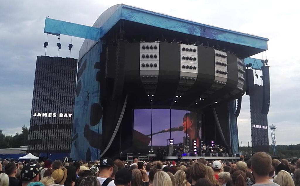 LiisaKujala's tweet photo. Lipun tarkastus #EdSheeran'in konserttiin vei noin 30 sekunttia. Pikku sateesta ja ekan lämppärin peruuntumisesta huolimatta fiilis on rento. Lämppärinä #JamesBay, joka "ei ole koskaan soittanut näin suurelke yleisölle"'. Ja Ed aikaisti esiintymistään! 
 #Edsinki #Malmi https://t.co/Av9yUZkwyI
