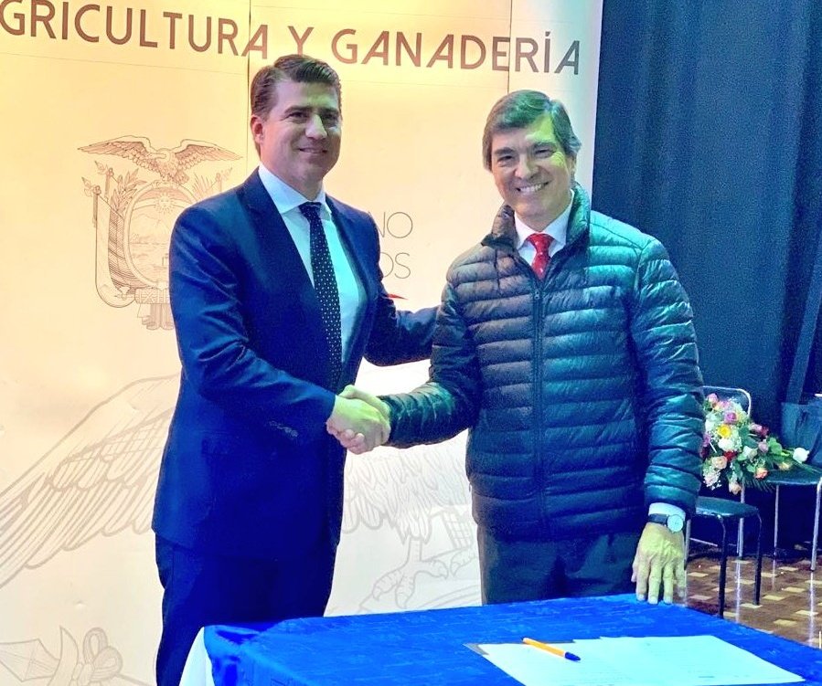 Agricultura y Ganadería Ecuador 🇪🇨 (@agriculturaec) on Twitter photo En la 1ra. Cumbre para el Impulso al #CooperativismoModerno, que se efectúa en Ecuador, el Ministro <a href="/XavierLazoG/">Xavier Lazo Guerrero</a> firmó una carta de intención con el representante de la <a href="/fundaparaguaya/">Fundación Paraguaya</a>, Raúl Gauto, para aplicar en el país la herramienta Semáforo Familia Rural en Desarrollo. En la 1ra. Cumbre para el Impulso al #CooperativismoModerno, que se efectúa en Ecuador, el Ministro <a href="/XavierLazoG/">Xavier Lazo Guerrero</a> firmó una carta de intención con el representante de la <a href="/fundaparaguaya/">Fundación Paraguaya</a>, Raúl Gauto, para aplicar en el país la herramienta Semáforo Familia Rural en Desarrollo.