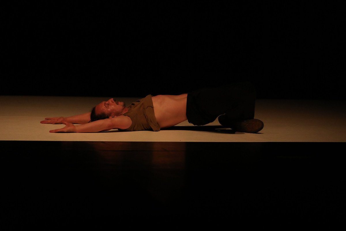 VertebraDansa's tweet photo. FRIDAY | DIVENDRES | VIERNES
🎪 ‘18', Peter Jasko
--
📸 Albert Vidal / @vertexcomunica
--
#deltebredansa #deltebredansaXV #espectacles #performances #espectaculos #deltebre #atraccionatural #terresdelebre #deltadelebre #18 #peterjasko https://t.co/KPPHgJiHEI