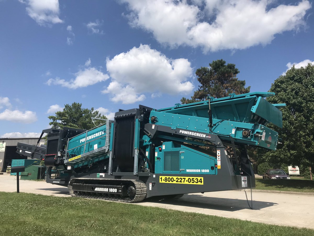 PowerscreenCS's tweet image. Beautiful afternoon here in Louisville KY. @Powerscreen  Warrior 1800 Apron Track folded up and ready for the road. #mobilescreening #powerscreen #powerscreensales