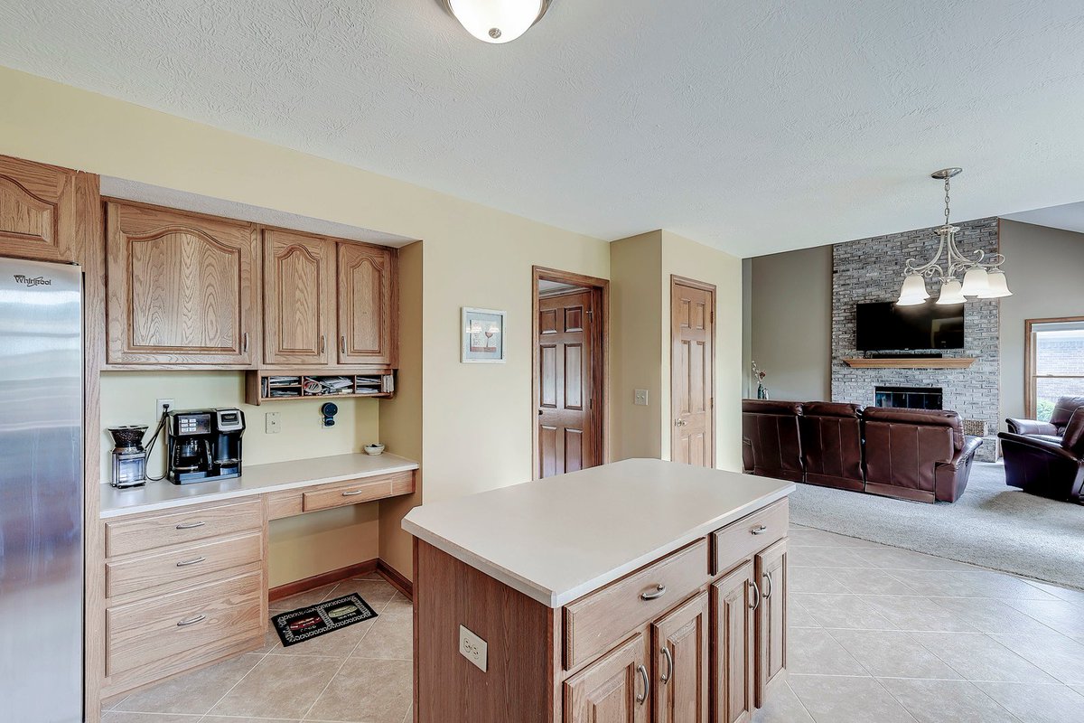 thehalcombgroup's tweet photo. 🔥JUST LISTED! Lovely 4 BR/2.5 Bath Two-Story Home! 🌟4643 Blackstone Drive, Indianapolis, IN 46237 📸Click for More Photos &amp; Price: https://t.co/wgDQtbLO8b
Call 📲Tyler Halcomb @ 317-605-4589 for a Private Tour!
#TheHalcombGroup #NewListing #PerryTownship  #KellerWilliamsRealty https://t.co/Sra8d7wiIU