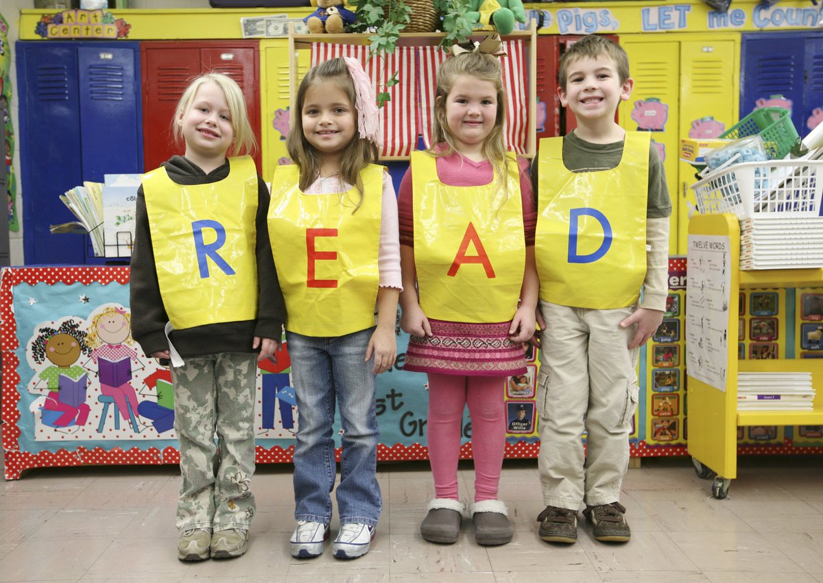 KyDeptofEd's tweet photo. A great way to have fun with books is to allow plenty of time to look at and talk about the pictures. Let your child turn the pages. This will encourage conversation! #Read20WithMe https://t.co/2Bzr8LmEUI