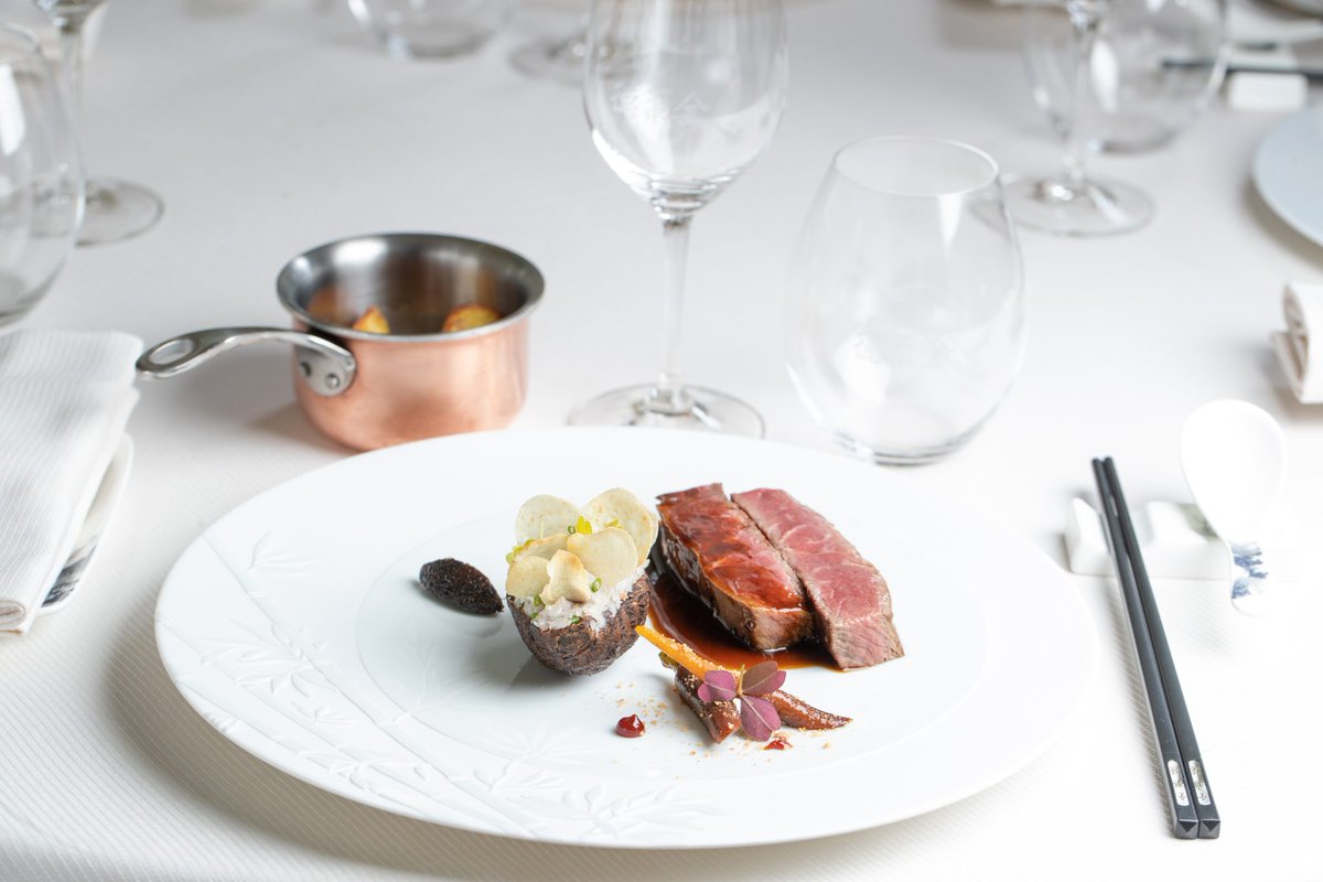 quanjudebdx's tweet photo. Pour votre dîner, appréciez notre menu du soir à 60€ avec comme choix cette magnifique pièce de Paleron Black Angus !
Marinée au poivre long de Java et accompagnée d'une pomme de terre Taro en deux façon, un condiment ail noir et jus poivre pimenté. https://t.co/8VnFHQbSHU https://t.co/9AHJ0cEmN2