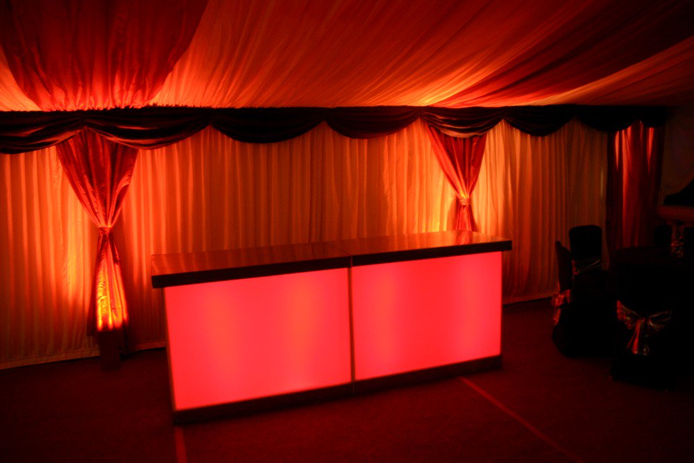 CameoEventHire's tweet image. Give your #event the ultimate wow factor and get the party started with our colour changing #LEDbars! 🍸🎉🕺 #Beckenham