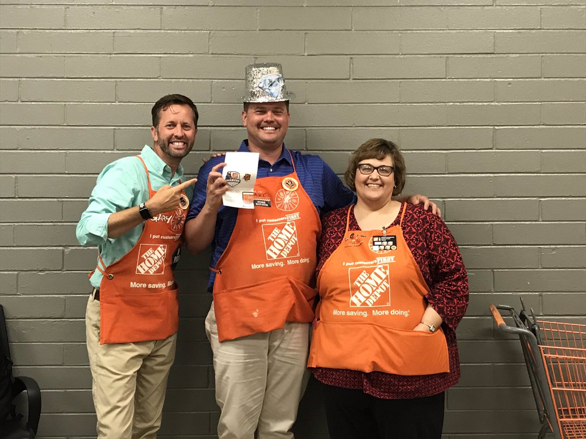 What better way to kick off #leadersedge than to celebrate one of our own #leaders <a href="/EberzMichael/">Michae</a> and his #diamondaward? Gotta love the hat! #d218 #detroit #shinebrightlikeadiamond