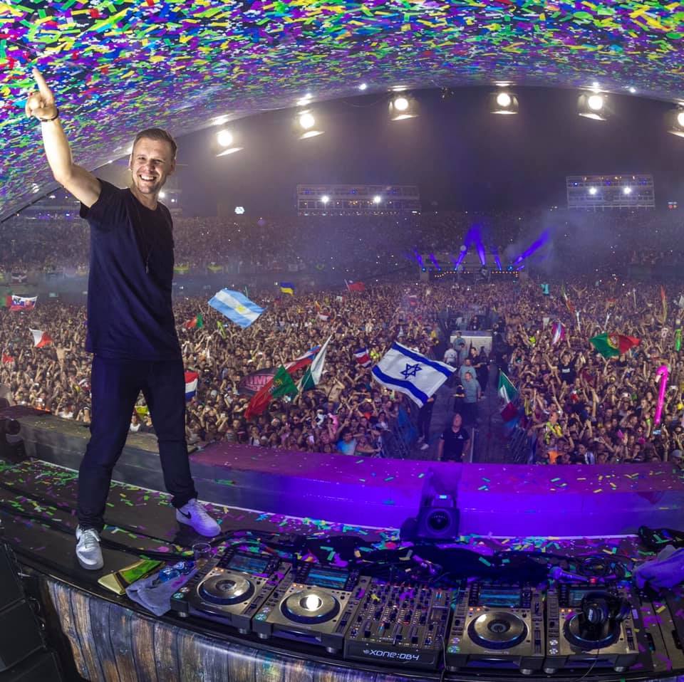 TheMusicEss's tweet photo. . @arminvanbuuren kickstarts @tomorrowland 2019 with the powerful edit of โRevolutionโ feat. @itslukebond and @IAMKarraMusic!
https://t.co/uIe2v4T8ez
#Tomorrowland2019 #Revolution #ArminVanBuuren #Karra #LukeBond https://t.co/TlvTfAOUdP