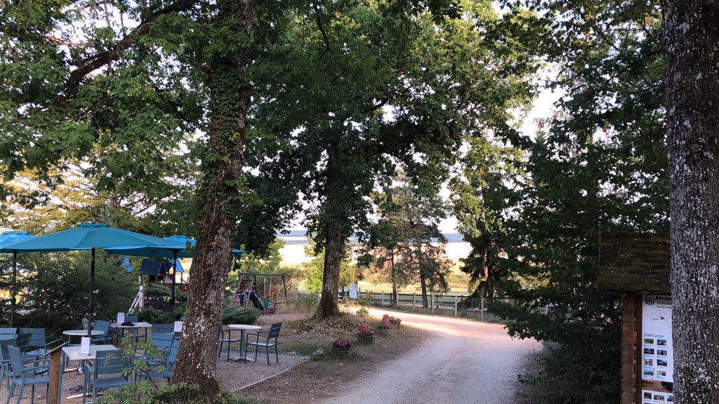 KarinJST's tweet photo. Zoon huppelt achter grote kinderen op camping aan. ‘Wij zijn t beste in vlag verstoppen’ #levendstratego met dit uitzicht https://t.co/NoKKt6e7x4