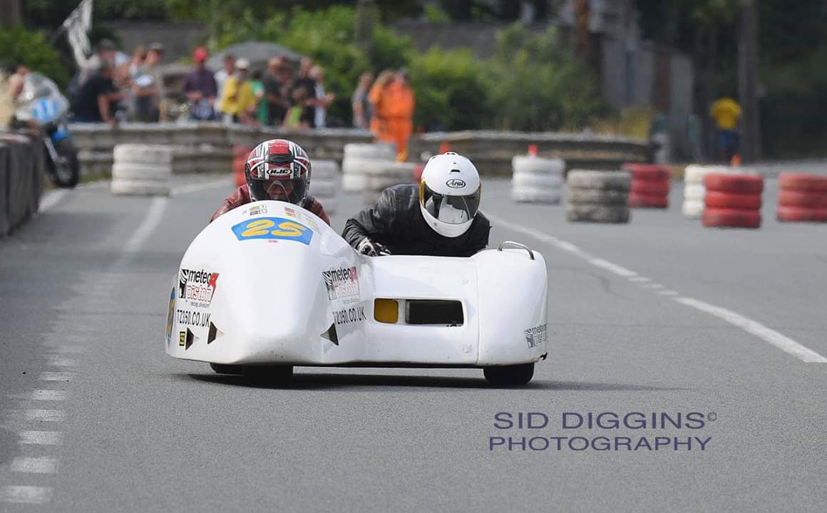 GlobalSidecar's tweet photo. 2019 July~Belgium, Chimay

Chimay Classics 

Gordon Jones/Jerome Beauvois

Remember to tune into this page for up-to the minute Race qualifying and Race results provided by~@MarkDennis2

Photos by~Sid Diggins https://t.co/8UCoAeUPIJ