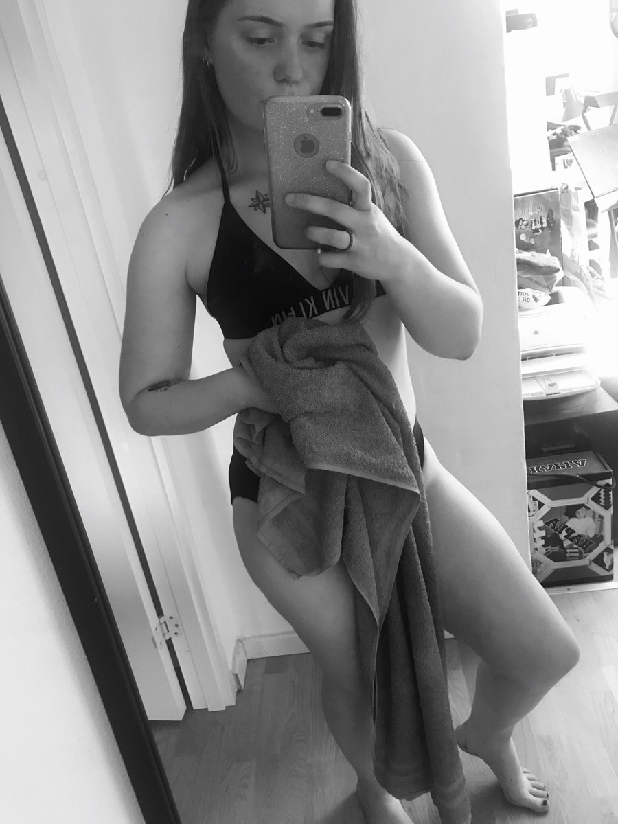 BitschSlot's tweet photo. ~ Sommervejret er rent faktisk kommet til Danmark! Bikini billede tiiiiid - lol https://t.co/kzZ7AzXv6d