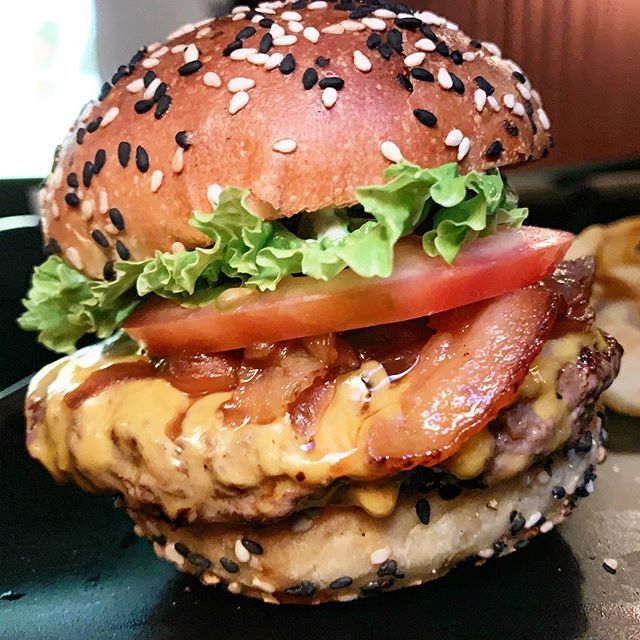 2LiveAndDine's tweet photo. Texas movie theater chain, the #AlamoDraftHouse, is in its soft open phase here in the the heart of Downtown #LosAngeles and we checked out their accommodations and their full food menu! 
The stand-out option for a meal was their DELICIOUS Royale burger with cheese, which fe… https://t.co/uFwWMcaT2p
