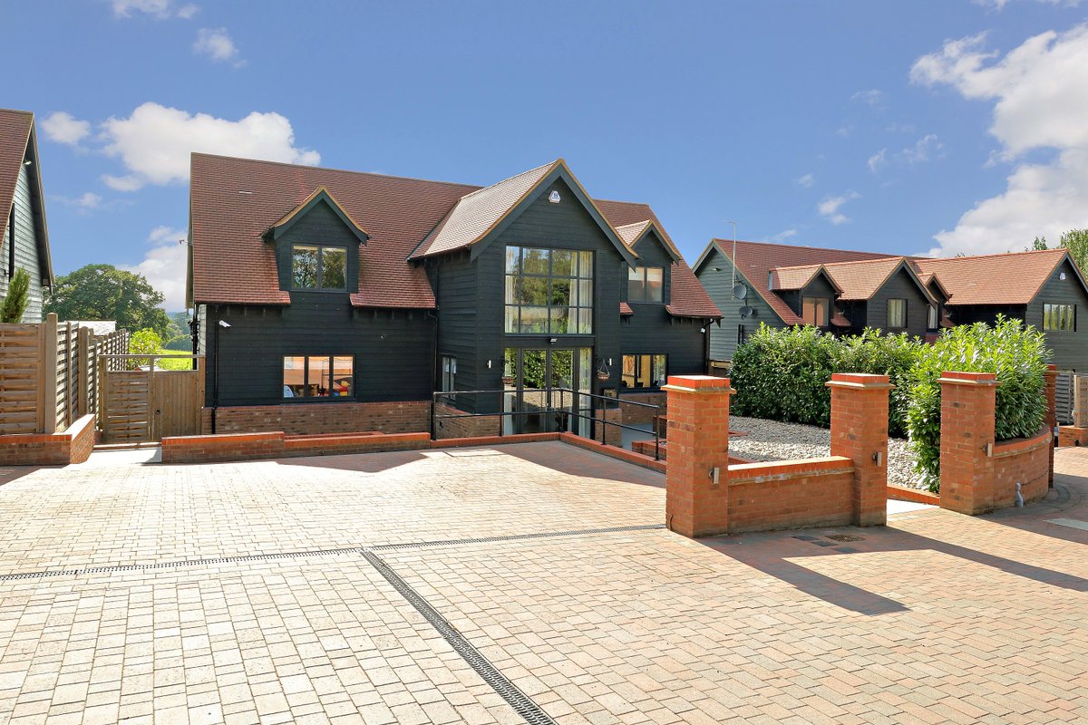 Statonsllp's tweet image. A rare opportunity to acquire this impressive #5bed #detached #familyhome situated in a private development in Elstree. Set behind electronic gates The Stables offers over 4000 SqFt of modern living set over three floors. Follow the link below bit.ly/2JXj7ru