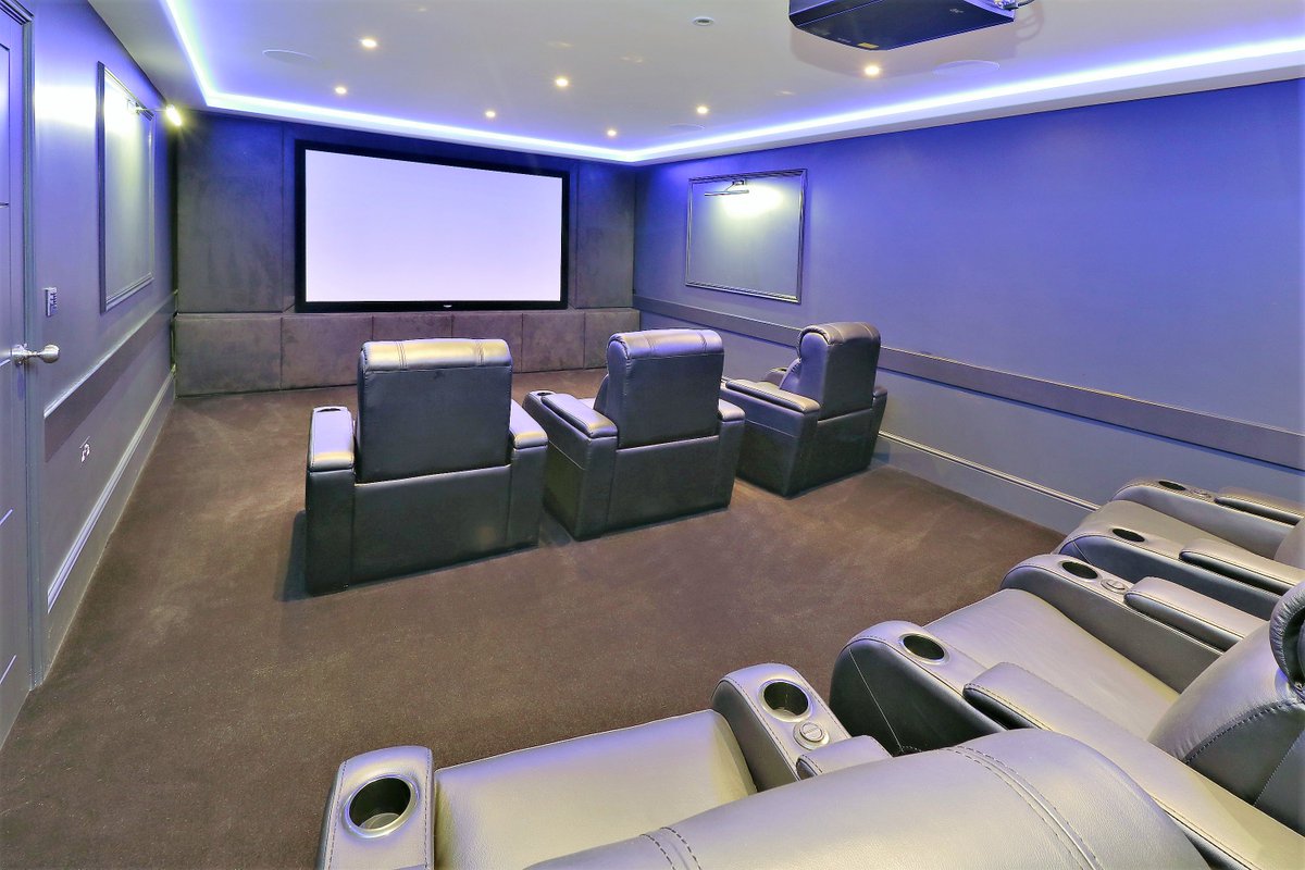 Statonsllp's tweet image. A rare opportunity to acquire this impressive #5bed #detached #familyhome situated in a private development in Elstree. Set behind electronic gates The Stables offers over 4000 SqFt of modern living set over three floors. Follow the link below bit.ly/2JXj7ru