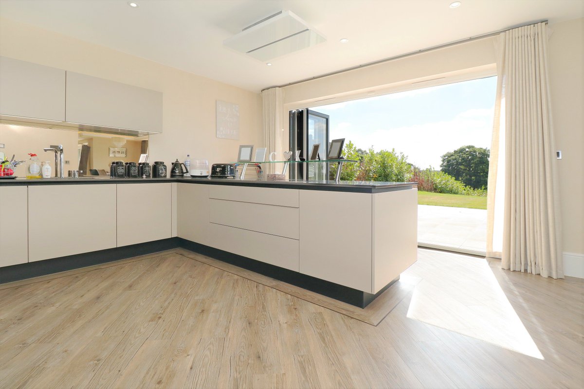 Statonsllp's tweet image. A rare opportunity to acquire this impressive #5bed #detached #familyhome situated in a private development in Elstree. Set behind electronic gates The Stables offers over 4000 SqFt of modern living set over three floors. Follow the link below bit.ly/2JXj7ru