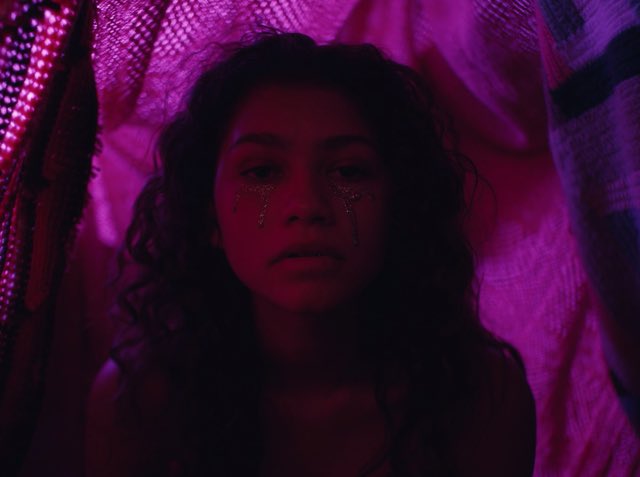 ToveLo's tweet photo. any of my hardcore fans feeling #FireFade vibes in the first episode? ”glitter in my tear lines” and the spinning wooden room? 😍 https://t.co/mGUfsrS82B