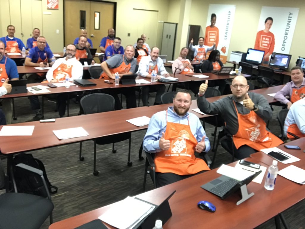 Western HD Rental and Phoenix RLC leadership enjoying #leadersedge! I spy @RPorterHDRental getting in on the action! <a href="/rich_loyd/">Richmond</a>