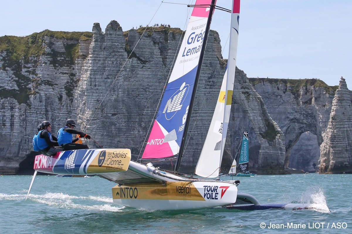 L’équipe <a href="/DynamiqueVoile/">Homkia / LSDO Agglo</a> portait haut et fort les couleurs de <a href="/A_GregLemarchal/">A. Grégory Lemarchal</a> sur le <a href="/tourvoile/">Tour Voile</a> 2019
De supers moments d’échange et de partage qui nous ont donné l’énergie de terminer 2e du parcours côtier de Fécamp 
Inoubliable..