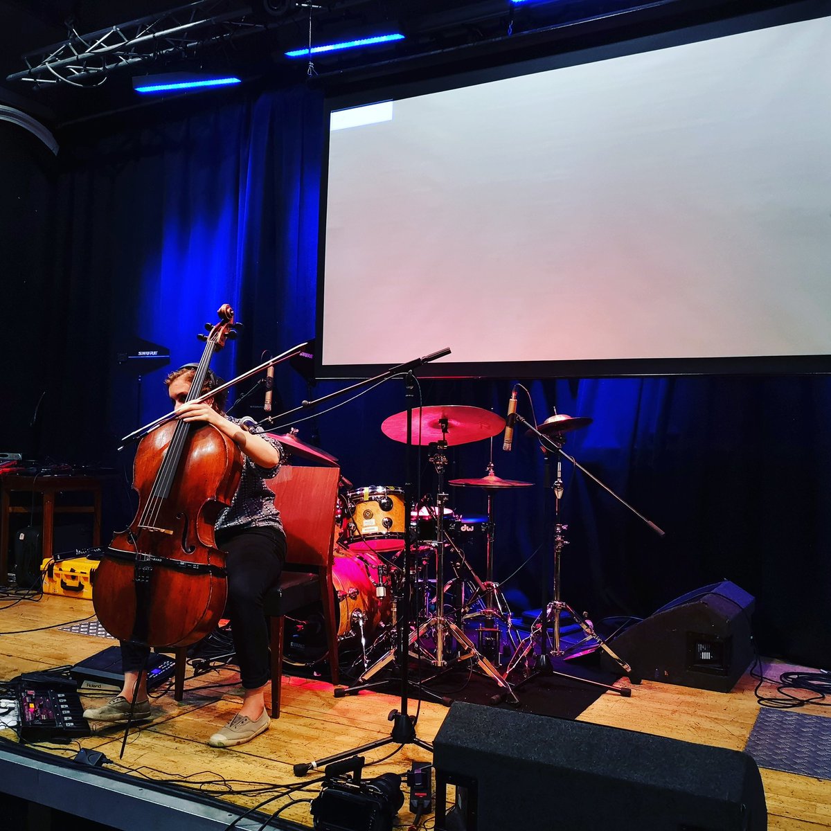 PunkDuck66's tweet image. At @bandonthewall soundchecking @CelloVirr and videochecking with @BMD_NewsUK
Pocket 4K 
#livemusic #cello #loopPedal #video #cameraOperator #Blackmagic #pocket4K #cinematography #camera