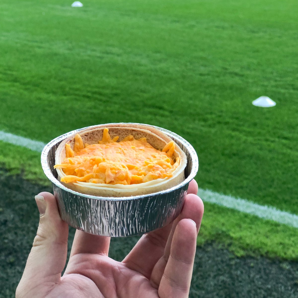 cammieallan's tweet image. In today’s #piereview we take a look at the Hibernian macaroni pie! A controversial lid-less entry, with a stunning cheesy filling. Let down by a case which is simultaneously too hard and too soft, the kiosk would surely score higher with a stand alone Mac n cheese offering. 6/10