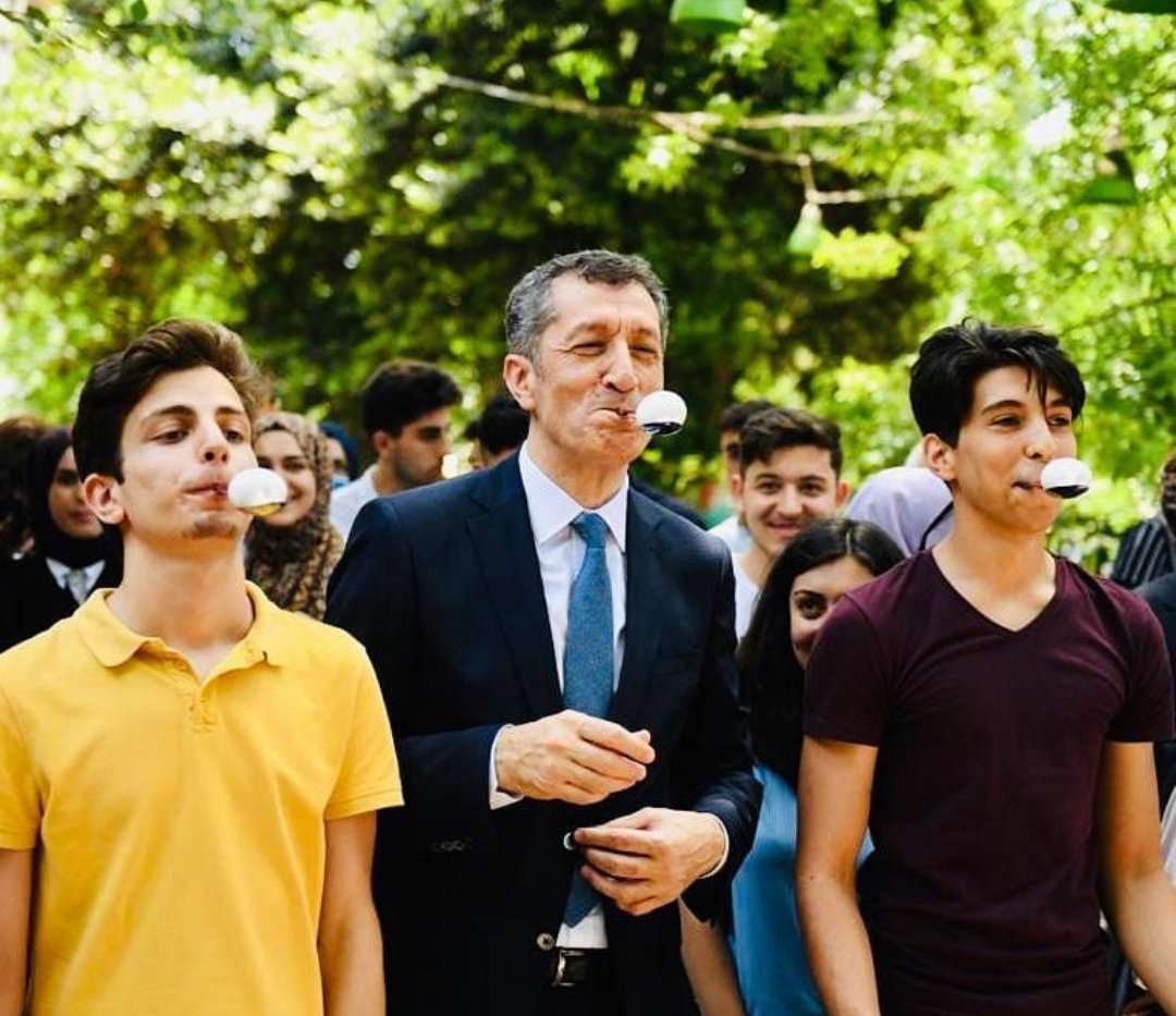 İyikivarsın ZiyaHocam 
Bir kalbe dokunmanın anahtarıdır bu gülüş 😊