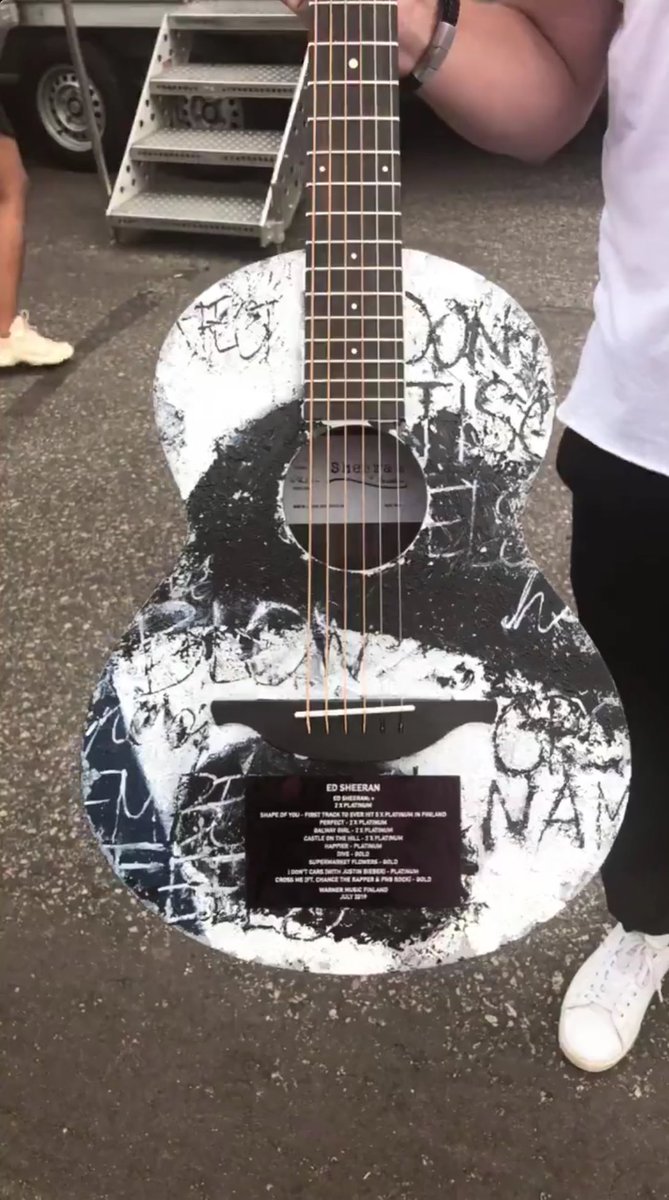 EdSheeran_EU's tweet photo. Ed got this custom painted guitar (instead of a plaque) from Warner Music Finland. It looks really cool! Love that they combined Divide blue with the black &amp; white theme from No.6

📸 pinjamaaret &amp; ellinooramusiikki. Guitar was made by salmelekone (IG) https://t.co/N84nzmCpf7