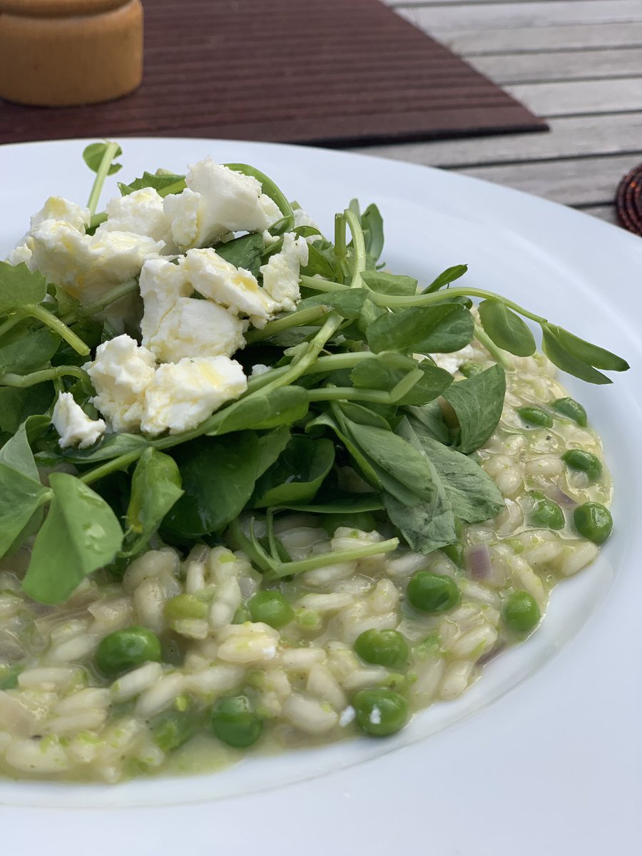 kilmisp's tweet photo. Making the most of the balmy summer evening, eating dinner al fresco - a very tasty pea risotto from my bible (aka @Nigella_Lawsonβs How to Eat). Added some pea shoots and feta today, which freshened things up. Truly scrumptious! #summerfood #howtocook #alfrescodining #peatastic https://t.co/M15W8kEVCl