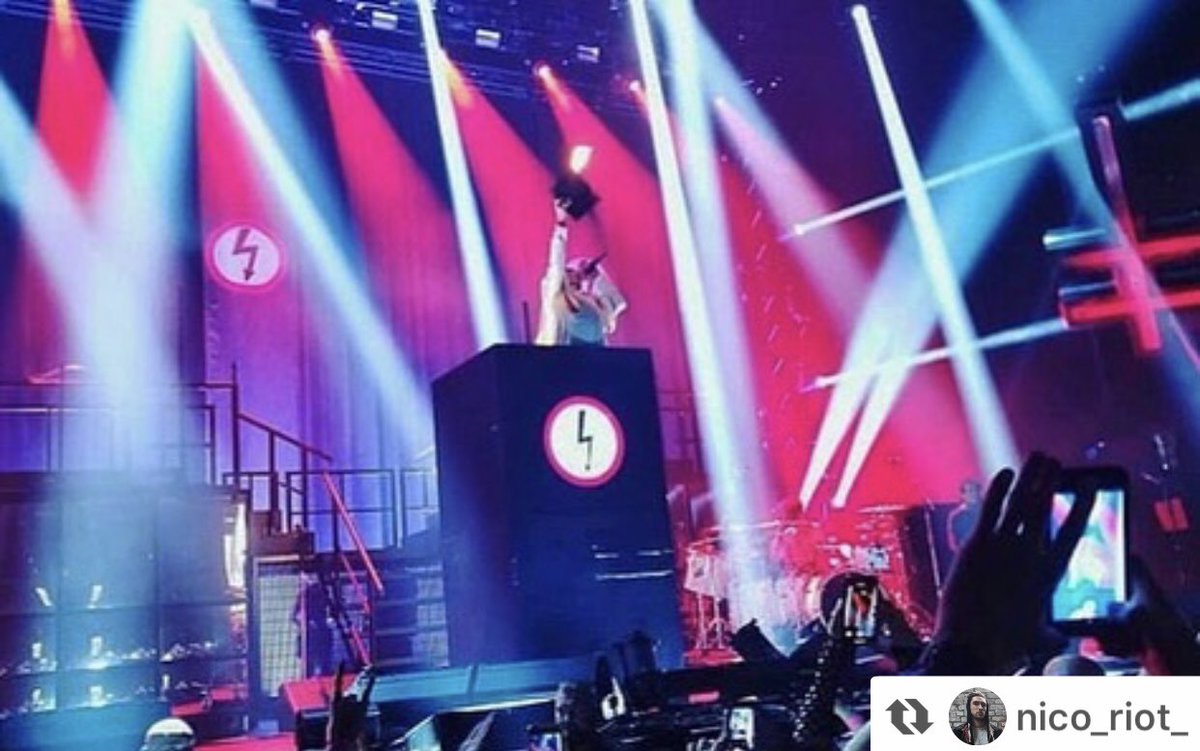 TheRobeWay's tweet photo. One more #TourShotTuesday this time with #MarilynManson on the #TwinsOfEvilTour where #designer & #lightingoperator Nico Riot #ChiracDesign is using a rig with @Robelighting #MegaPointe & #BMFL in the #lightingdesign supplied by @GeminiLSV. #therobeway #geminilsv #robelighting https://t.co/U0j3tVaVmq