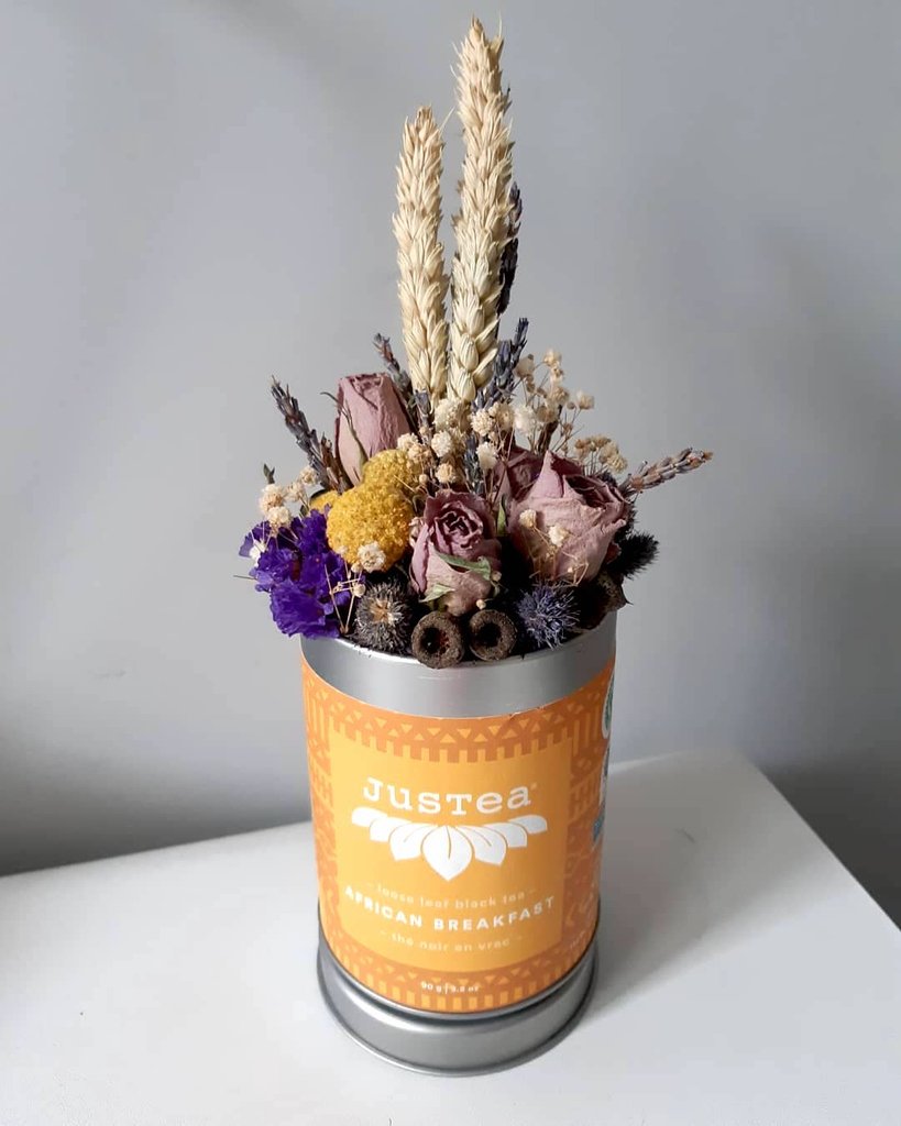 Pro tip: repurpose our tea tins into a beautiful dried flower centrepiece. How do you reuse our tea tins? Tag us in your repurposed tin photos with #justearepurposed and we'll share on our feed!💐

📷:@justea_nz