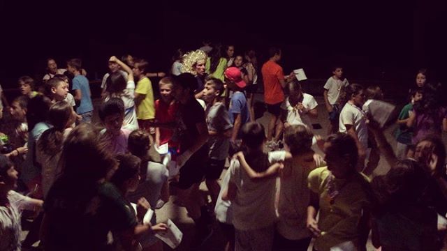 GGJJManyanet's tweet photo. Así suena nuestro himno cada noche en Ras Ras Away 🥳 os esperamos el día de las familias para cantarlo juntos 🤗
#Raso2019 https://t.co/mUgTMEjoxI https://t.co/5e67yQ04wx