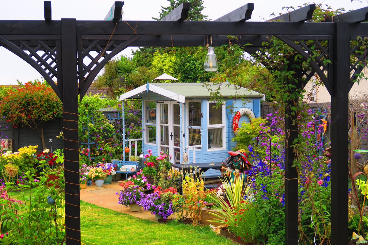 vanessa_c_clark's tweet image. I think this view of the garden is very pretty. #flowers