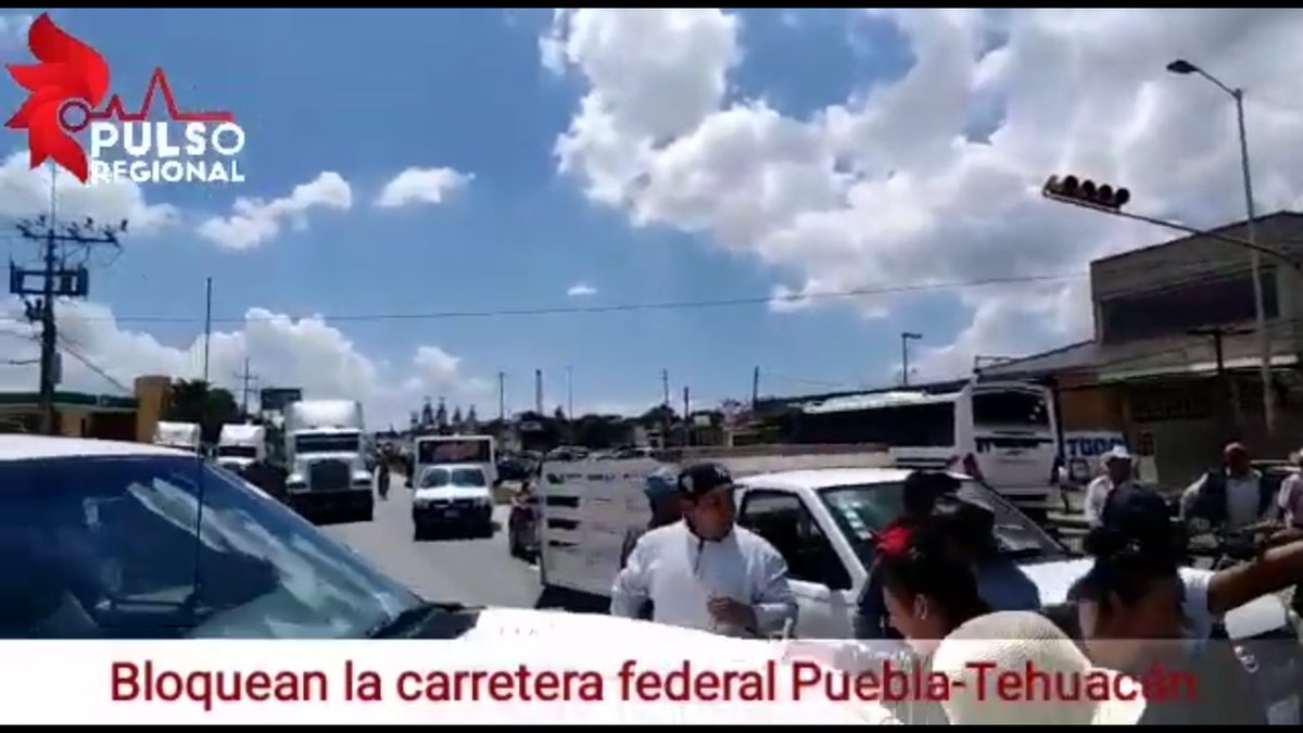 pueblarojamx's tweet photo. #AlMomento >> #VIDEO: Ejidatarios de #Amozoc #bloquean la carretera federal a #Tehuacán https://t.co/Q3MOxdndZq https://t.co/fV0l4g7X4e