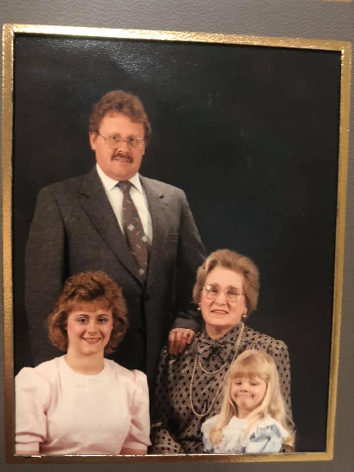 CHenryWrites's tweet image. My mom: Hey love we're going to take family pictures with your grandfather and great grandmother. It's very important, and will represent 4 generations of our family. Just smile sweet, and don't do anything weird ok?
Me: *crushed it*
#awkwardfamilyphotos