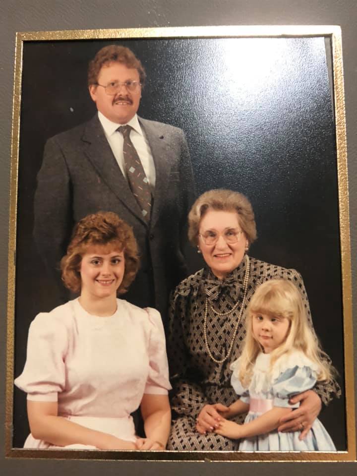 CHenryWrites's tweet image. My mom: Hey love we're going to take family pictures with your grandfather and great grandmother. It's very important, and will represent 4 generations of our family. Just smile sweet, and don't do anything weird ok?
Me: *crushed it*
#awkwardfamilyphotos
