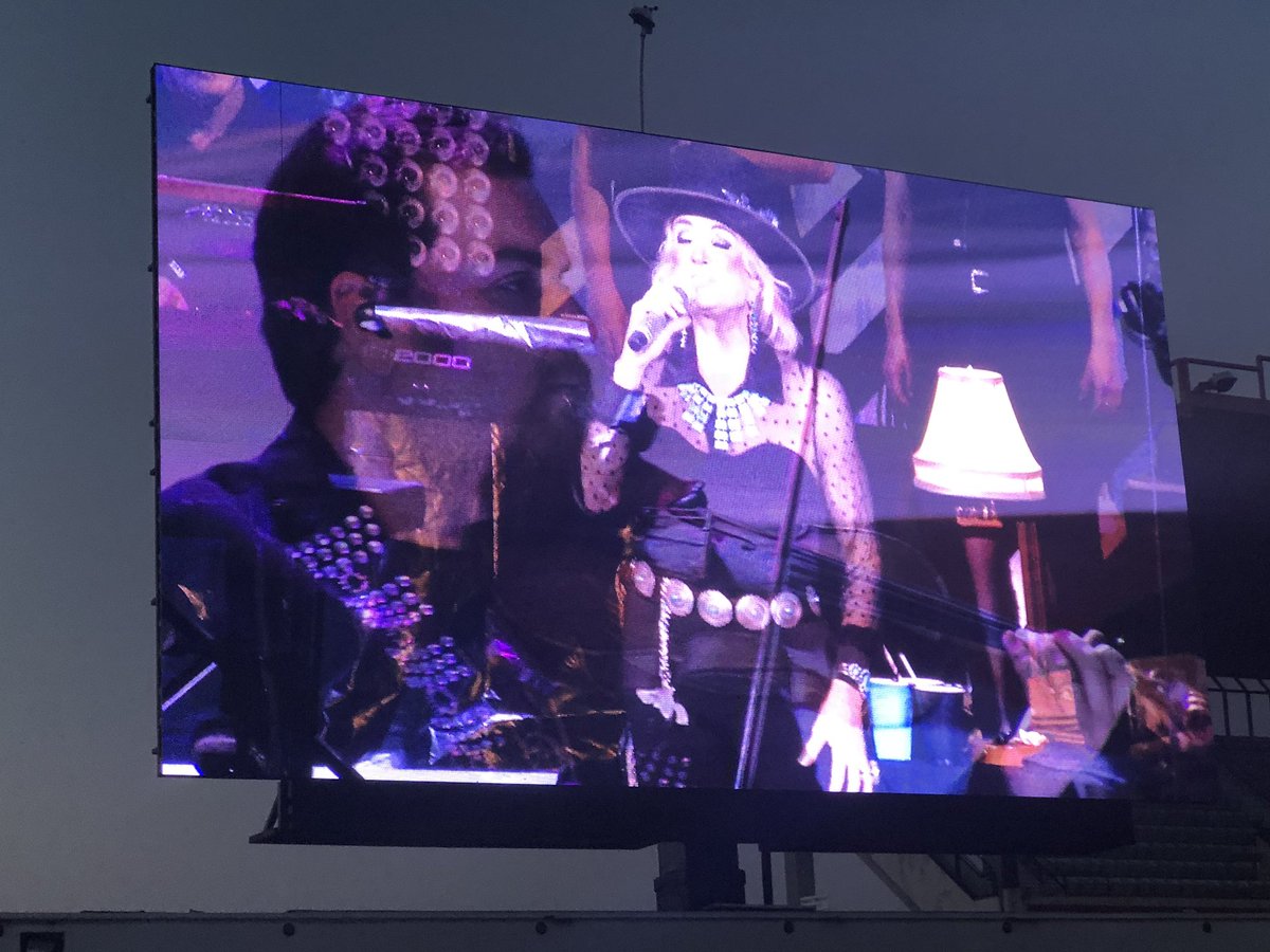 Here’s a few Big Screen Images from Cheyenne Frontier Days this past Sunday🎻 Such a great audience🎶 #frontierdays #fiddle #violin