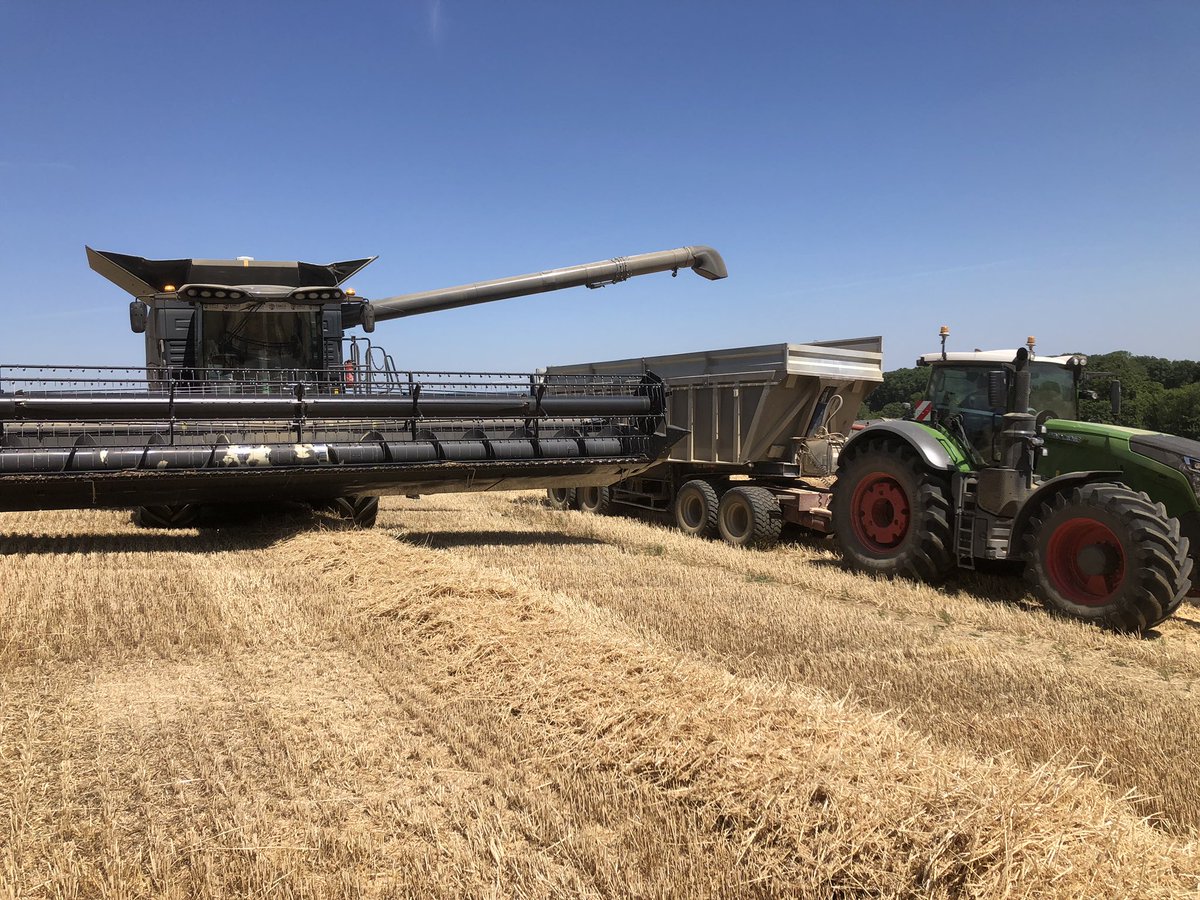 joypettini's tweet photo. Aujourd’hui, case-IH versus fendt... https://t.co/XV0BN2e6v1