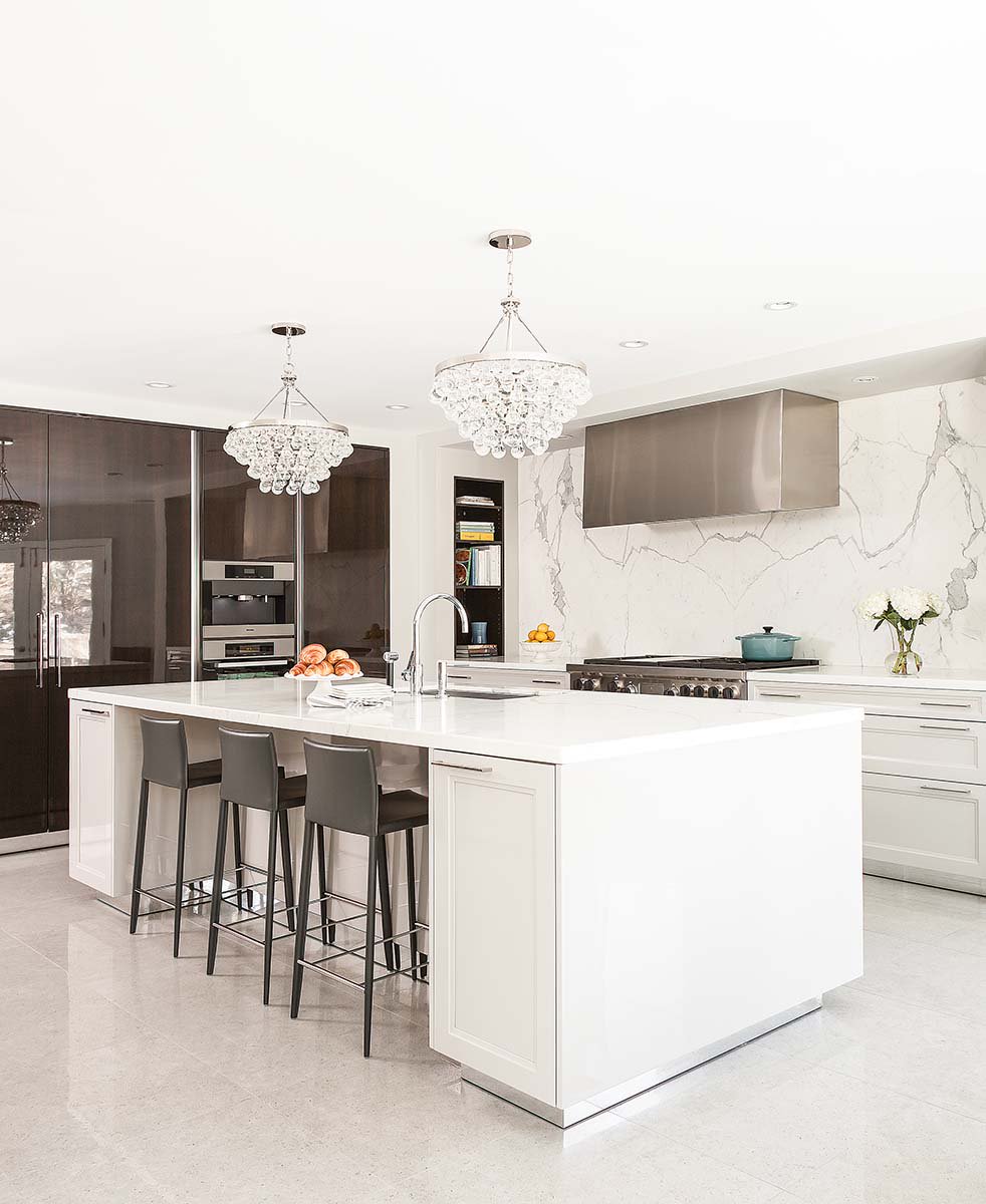 livingluxemag's tweet photo. A chandelier in the kitchen adds the ultimate in dazzling elegance. We love this idea from the award-winning designers at @BinnsDesign -->

#luxurylifestyle #luxuryhomes #luxuryrealestate #design #decor #interiordesign #interiordecor #kitchendecor #kitchendesign https://t.co/fx66Fi4nZ4