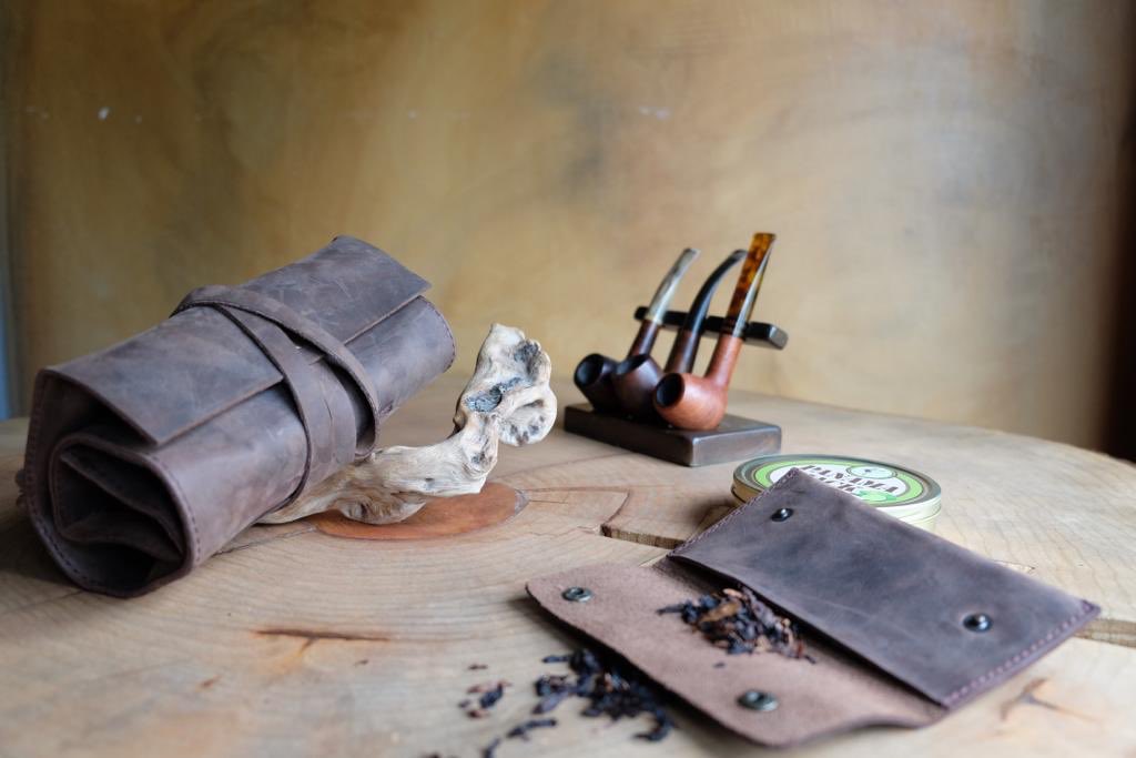 LWA_Leather's tweet photo. Genuine leather handmade Pipe &amp; Tobacco Pouch. Available in 9 colors at our Website and Etsy &amp; Amazon Stores. #pipepouch #tobaccopouch #cigarpouch #leatherpiperoll #handmadetobaccopouch https://t.co/5B41Sy3EDG