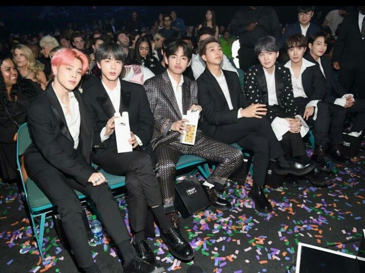 NanaIT2002's tweet photo. Lloro por mis bebes, tanto esfuerzo y trabajo no va a ser en balde bebes, siempre tratamos de hacer lo que se pueda en nuestras pequeñas posibilidades, ARMY siempre va a querer dar les felicidad como nos la dan a nosotros, los sostén dremos como lo hacen ustedes 😭😭😭

@BTS_twt https://t.co/6SZ4VH8h7C