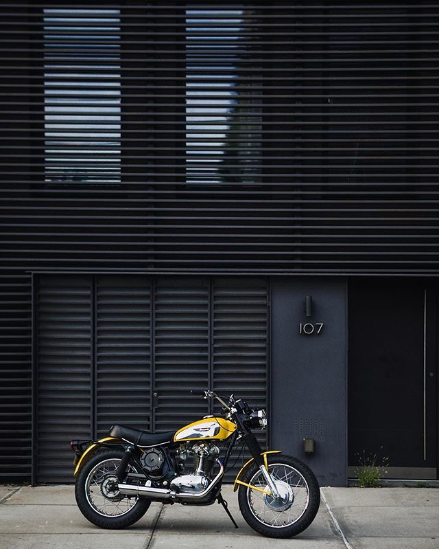 RyanHandt's tweet photo. Shot this a long while ago, but forgot about it. Sometime in 2018, I shot this 1975 #Ducati 450 Scrambler, owned by @thetuscangun, for @uniongaragenyc. It was quite the specimen •
https://t.co/gRTE7SWRY5 • #ryanhandt #motographia #caferacer #tracker #… https://t.co/wXDXiQM8eh https://t.co/meLoADFu27