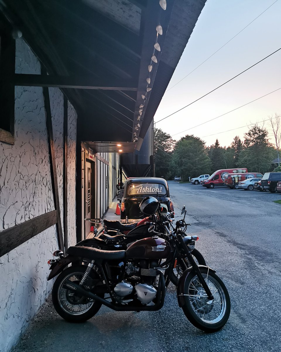 AshtonBrew's tweet photo. Perfect evening for a ride out to #ashtonbrewingcompany 😍🍻 #ottawabeer #triumph #hindle #suzuki #harleydavidson https://t.co/2OGme4KoKp