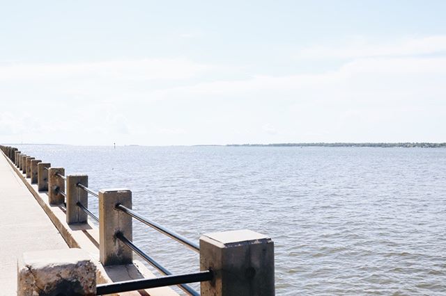 Took a stroll down the ole battery today 🌊 Forgot how good it is for the soul #abitofcharleston 
#charleston #charlestonsc #explorecharleston #thebattery #batterypark #cooperriver #visitsc #discoversc #chucktown #chs #chstoday #slpicks #southernliving #cntraveler #condenast …